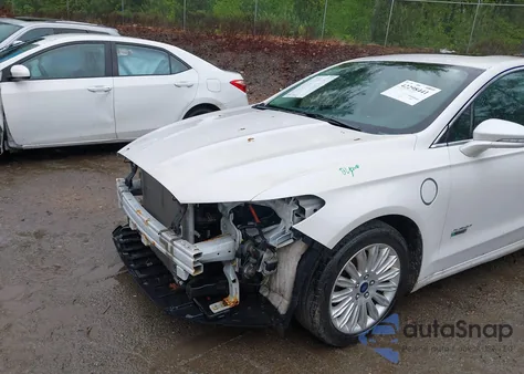 2014 Ford Fusion Energi Titanium z USA, uszkodzony, nr VIN 3FA6P0SU0ER263978